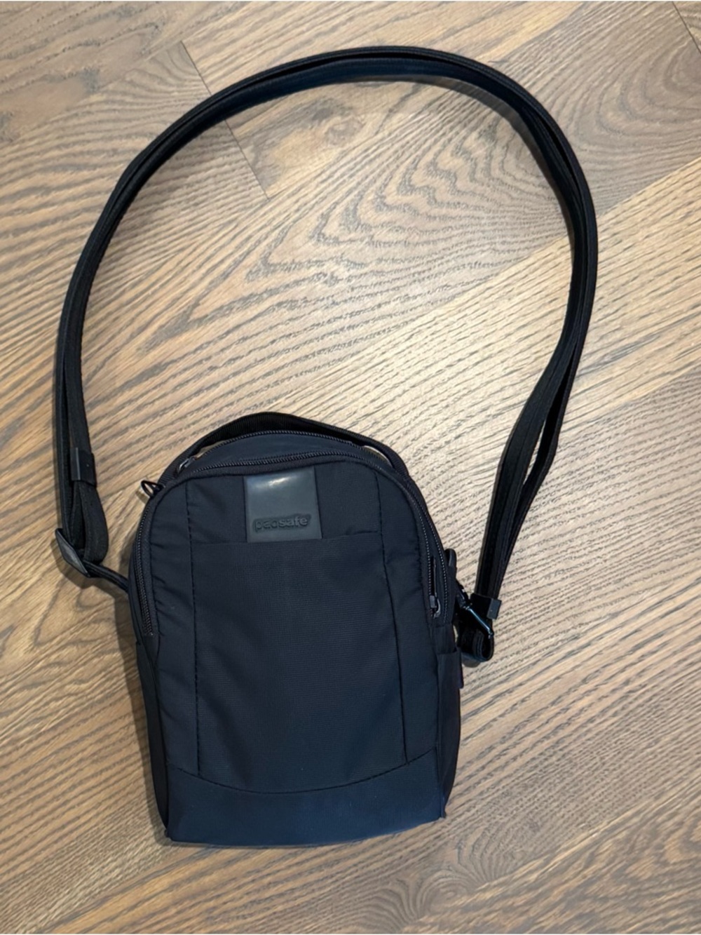 Pacsafe Metrosafe LS100 Crossbody Bag in Black - Picture 2 of 13